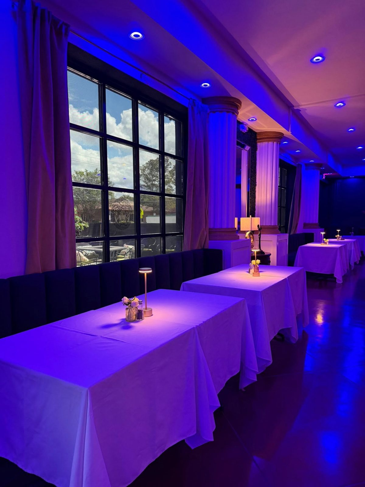 Dining room with white tablecloths and candle lamps