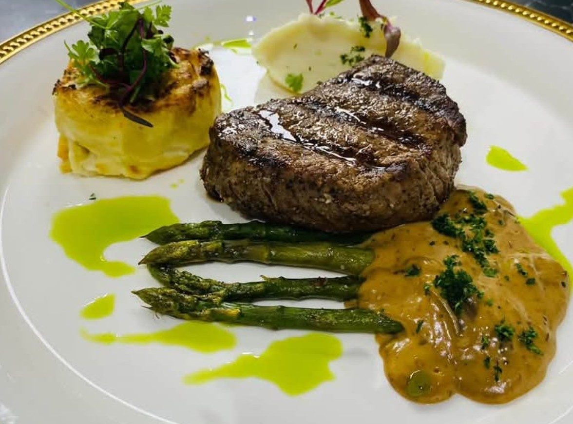Grilled filet with asparagus
